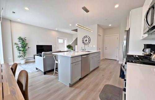 Warrenville Apartment | Modern 4BR Townhouse w/Parking & Lake Views