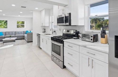West Hollywood House | Modern 5/2 -Heated POOL. GRILL. Big backyard