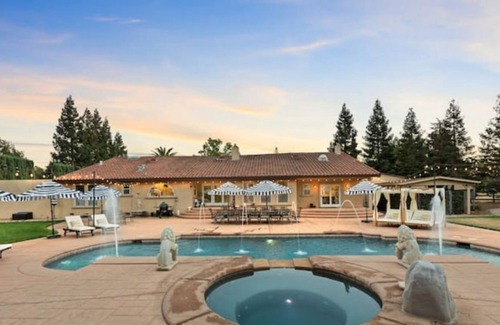 Elk Grove House | Modern 5 acres villa with phenomenal backyard!