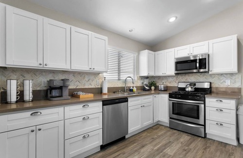North Las Vegas House | Modern 5 BD Home w/Smart TV and Ping Pong