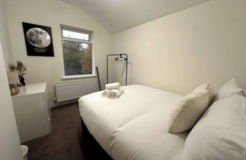 Erdington House | Modern 5 bedroom | Close to M6 | Fast Wi-Fi