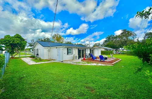 Tropic House | Modern 5 Bedroom Home 8 minutes from Beach