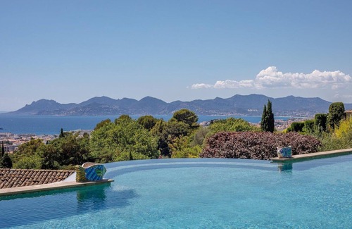 Vallauris Villa | Modern 5 bedroom villa with sea view and huge swimming pool, Cannes