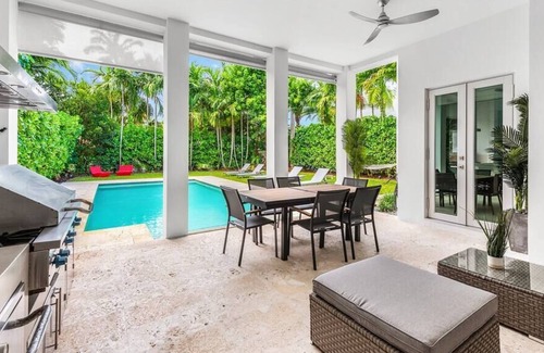 Coral Gables Villa | Modern 5 Bedroom Villa with Pool and Game Room !