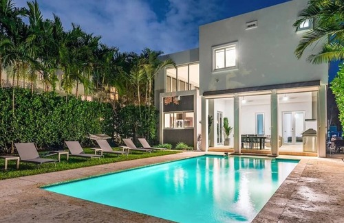 Coral Gables Villa | Modern 5 Bedroom Villa with Pool and Game Room !