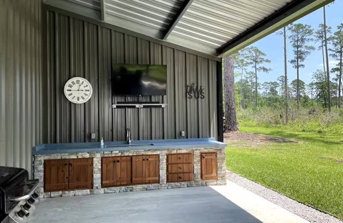 Zavalla House | Modern 5-BR Lake House w/Covered Parking