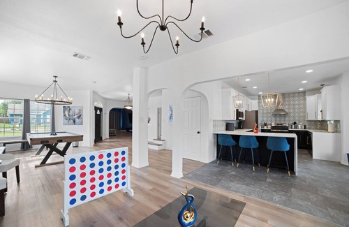 Pecan Valley House | Modern 5 BR Sleeps 16 with Pool, Spa, Air Hockey, BBQ & Games Near Downtown!