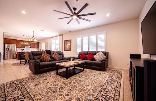 Ontario House | Modern 5B/3Ba House/Loft/10 Guest/near ONT airport