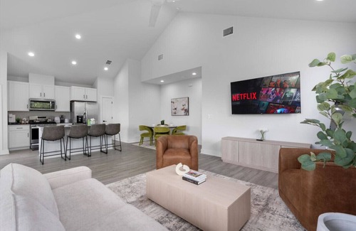 University Hills and Windsor Park House | Modern 5BR Austin Home Walking Distance to SXSW Bars and Downtown Hotspots