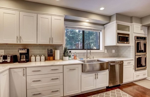 Lower Kingsbury House | Modern 5BR Home | Chef’s Kitchen | BBQ | Sleeps 10