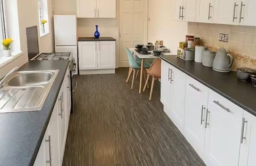 Wolverhampton House | Modern 5BR house near Wolves stadium| perfect for contractors and Families.