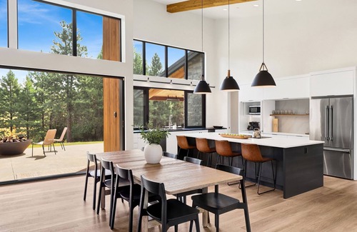 Ronald House | Modern 5BR Mountain Retreat with Hot Tub, Game Room & Scenic Views