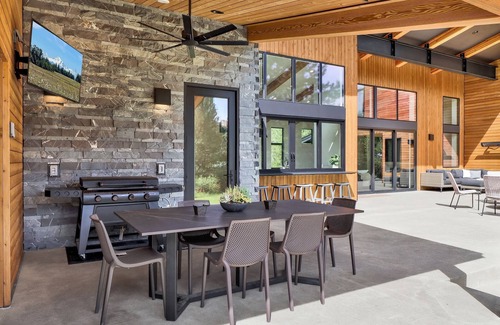 Ronald House | Modern 5BR Mountain Retreat with Hot Tub, Game Room & Scenic Views
