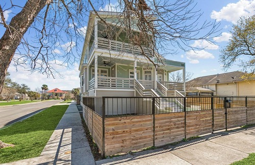 Broadmoor House | Modern 6-bedroom house with off street parking and 5 minutes from city center