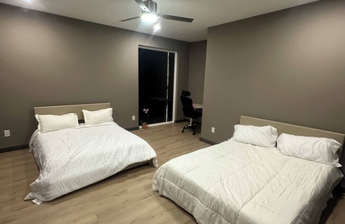 Cedar Crest House | Modern 6-Bedroom Stay Near Downtown Dallas, Zoo, Bishop Arts & Fair Park.