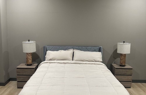 Cedar Crest House | Modern 6-Bedroom Stay Near Downtown Dallas, Zoo, Bishop Arts & Fair Park.