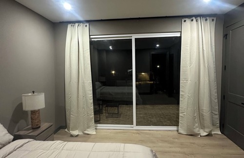 Cedar Crest House | Modern 6-Bedroom Stay Near Downtown Dallas, Zoo, Bishop Arts & Fair Park.
