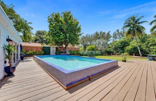 Fort Lauderdale Villa | Modern 6 Bedroom Oasis with Pool and Outdoor BBQ
