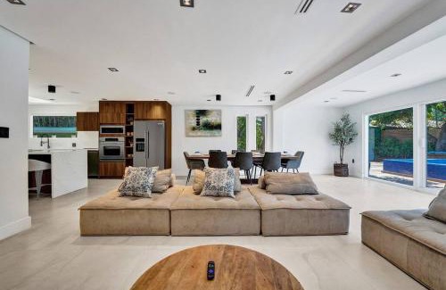 Fort Lauderdale Villa | Modern 6 Bedroom Oasis with Pool and Outdoor BBQ