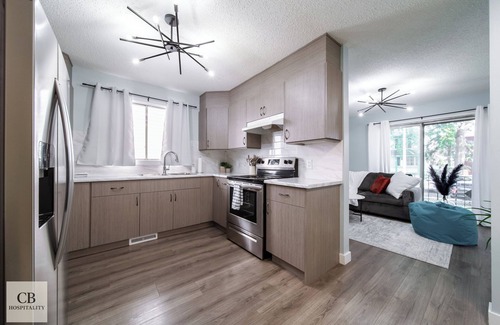North Central Edmonton House | Modern 9 bed Home 2 Kitchens Easy Downtown Access & Free Parking Sleeps 13