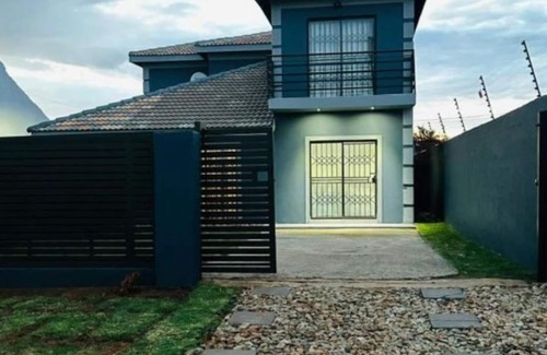 Greater Johannesburg Metropolitan Area Apartment | Modern Airb&b with Wi-Fi Soweto near famous entertainment sites.