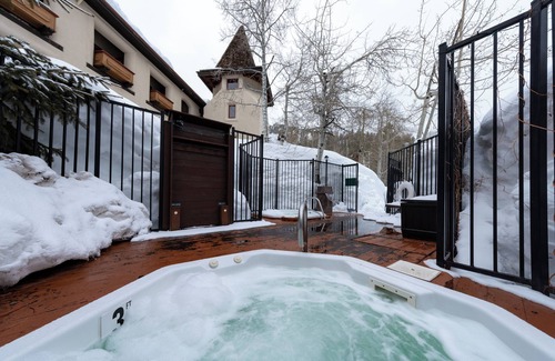 Olympic Valley Hotel | Modern Alpine Getaway with Free Parking & Pool
