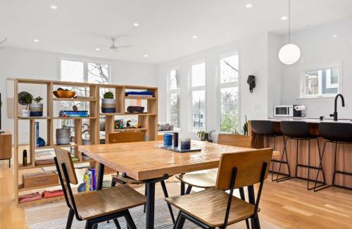 Downtown House | Modern Amenities Downtown - Raleigh Craftsman
