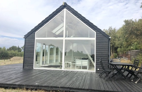 Øer Strand House | Modern and bright holiday home in nature with sea views