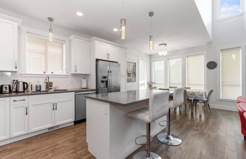 Kent House | Modern and bright home in Agassiz
