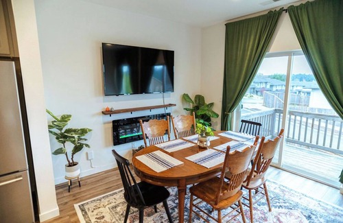 Salem House | Modern and Bright South Salem Townhome Getaway with Game Room