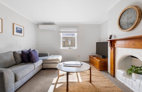 North Hobart Apartment | Modern and Central with Parking