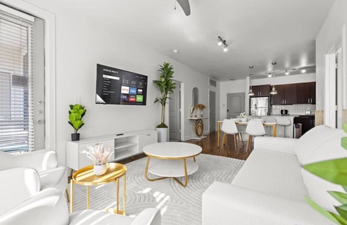 Frisco Apartment | Modern and Chic 2B near Legacy West Wi-Fi Fitnes