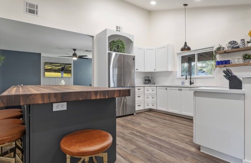 Southwest Village House | Modern and Classy 4 Bdrm In The Heart Of Old Town! Htd Pool