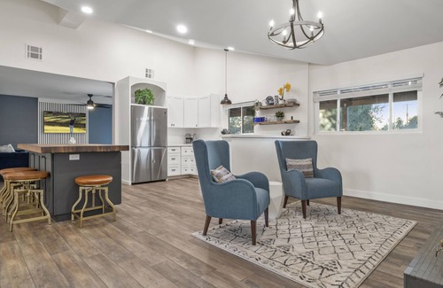 Southwest Village House | Modern and Classy 4 Bdrm In The Heart Of Old Town! Htd Pool