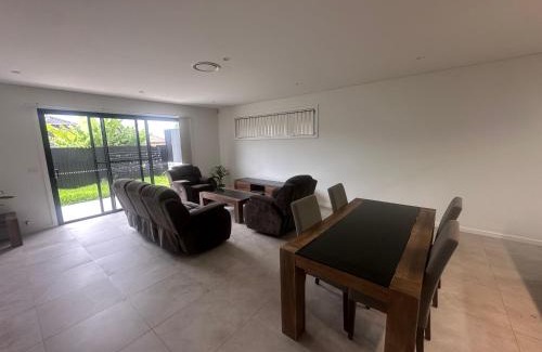 Guildford House | Modern and Comfortable Queen Room - OR2