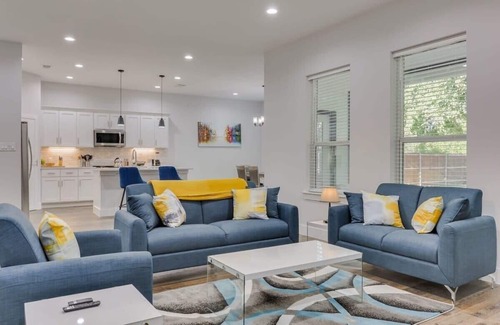 West Dallas House | Modern and Comfortable Home Close to Downtown