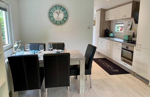 Sint Maartensvlotbrug House | Modern and cosy chalet at Park Campanula for 4 people with lovely garden. Dog welcome.