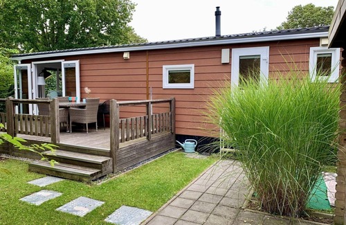 Sint Maartensvlotbrug House | Modern and cosy chalet at Park Campanula for 4 people with lovely garden. Dog welcome.