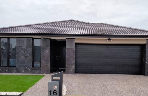 St Leonards House | Modern and cosey 4 bedroom house walk to beach