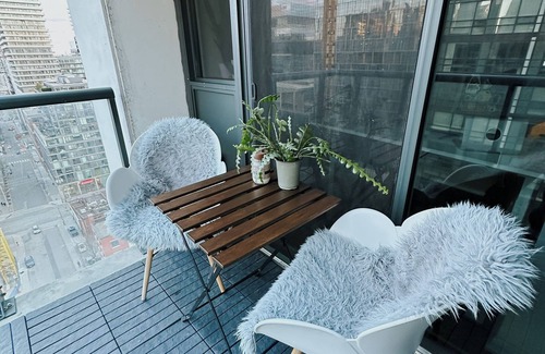 Old Town Apartment | Modern and cozy apartment perfect for working remotely in Downtown Toronto nn