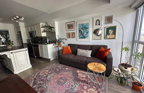 Old Town Apartment | Modern and cozy apartment perfect for working remotely in Downtown Toronto nn