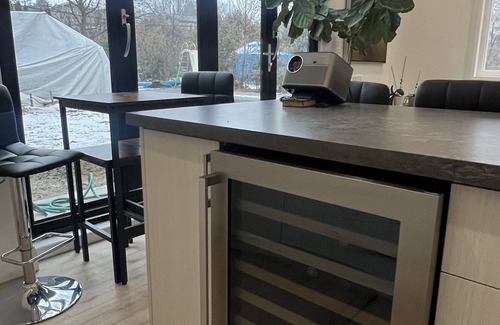 Lakeview Apartment | Modern and cozy Lakeview guesthouse