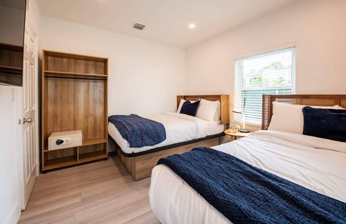 Poinciana Park Hotel | Modern and Cozy Apartment in Fort Lauderdale