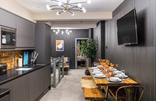 King's Cross Apartment | Modern and Funky 3-BR Flat with Games Room and Sauna