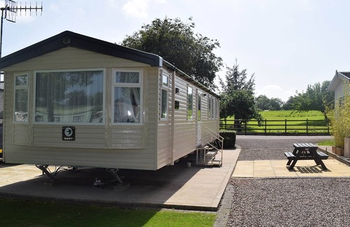 Tiddington House | Modern and comfortable 2-bedroom caravan with one double and one twin.