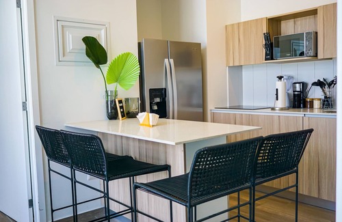 Zona 13 Apartment | Modern and Central with a view of the Airport