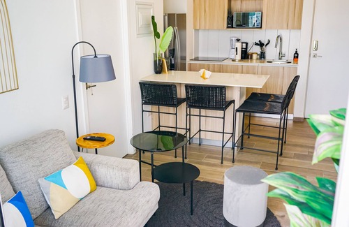 Zona 13 Apartment | Modern and Central with a view of the Airport