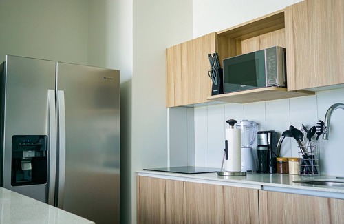 Zona 13 Apartment | Modern and Central with a view of the Airport