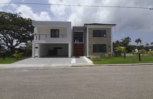 Munoz Villa | modern and minimalist villa - 5 minutes from the beach!
