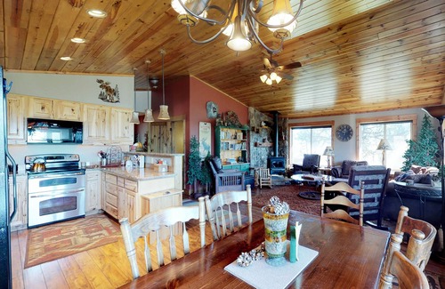 New Meadows Cabin | Modern and Roomy Family Cabin with a Full Kitchen - Walk to the Golf Course
